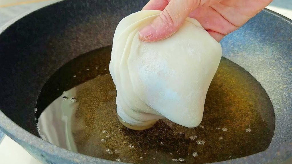 【小穎美食】餃子皮扔進滾燙的油鍋中,瞬間變美食,連吃4天都不膩,營養解饞