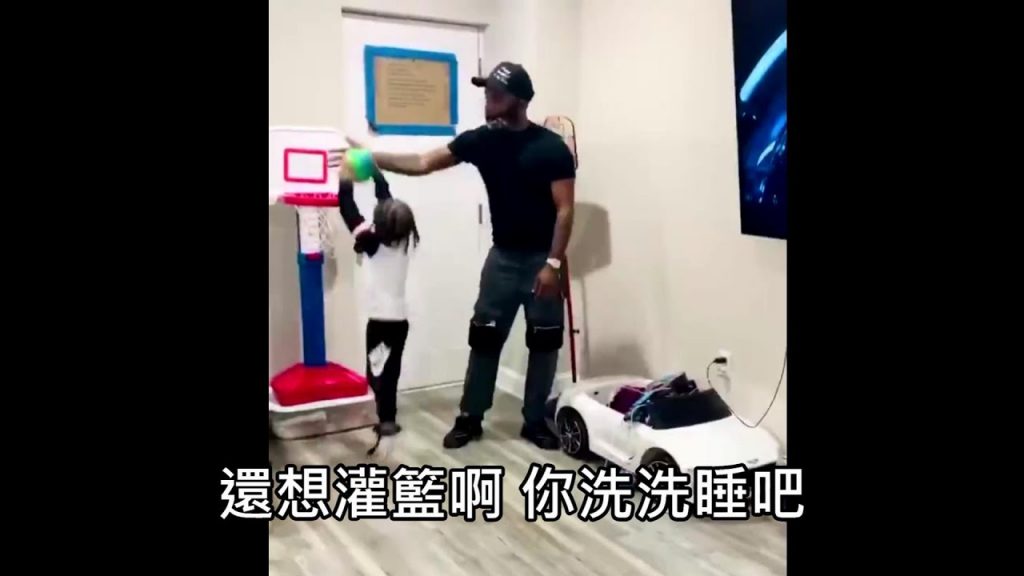 老爸鬥牛時狂蓋兒子火鍋,因為他被人生的殘酷,結果兒子一招反制