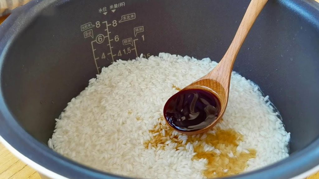 【小穎美食】大米不要只煮飯,教你一個懶人做法,簡單一燜,一大鍋都不夠吃