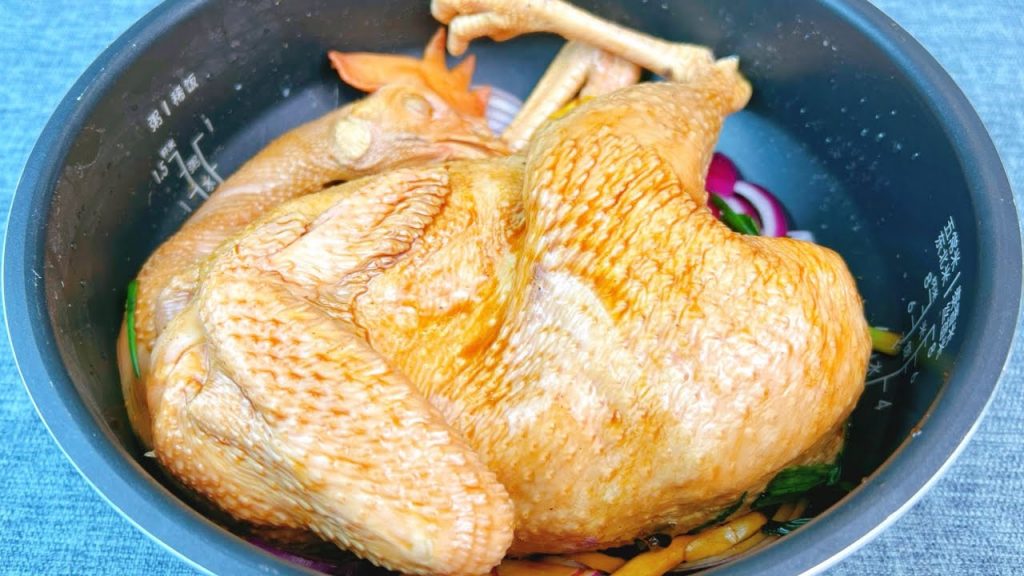 1只雞抹上醬油,扔進電飯鍋里,不加水不用油,出鍋比烤雞還好吃