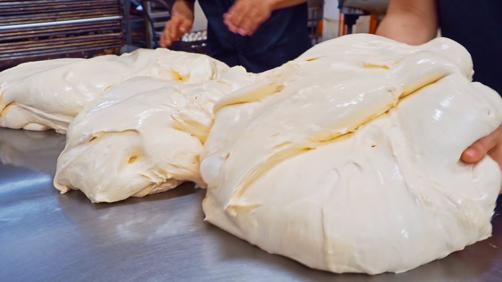 Popular!The amazing speed of crispy donuts making / 令人驚嘆的速度!脆皮甜甜圈製作