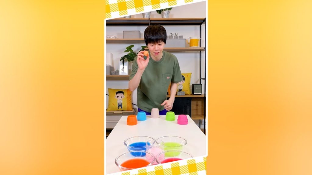 彈乒乓球遊戲,彈到了就有禮物!不過也太難??Funny Party Games With Ping Pong Balls【黃氏兄弟】#shorts #ShortsTW