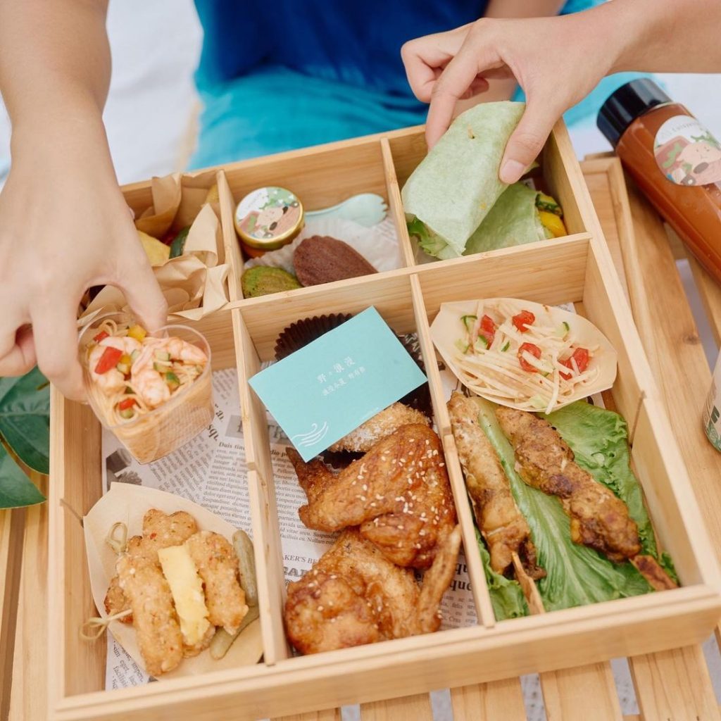 吃完午餐,一起坐在樹下聽音樂,聊了好多好多,關於那些沒見面的這陣子。
.
餐盒約…