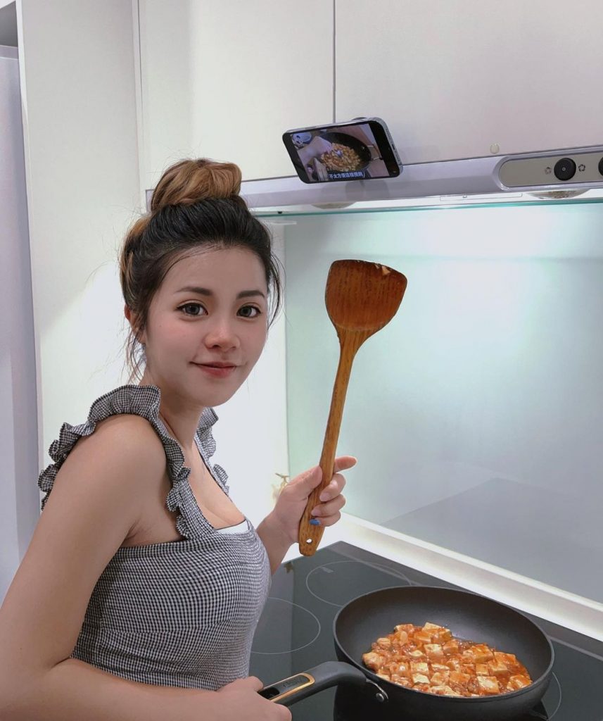 今天來大推這款媽咪神器
平常學新菜手機不是放鍋子旁被油噴
就是放食材旁被水濺到 …