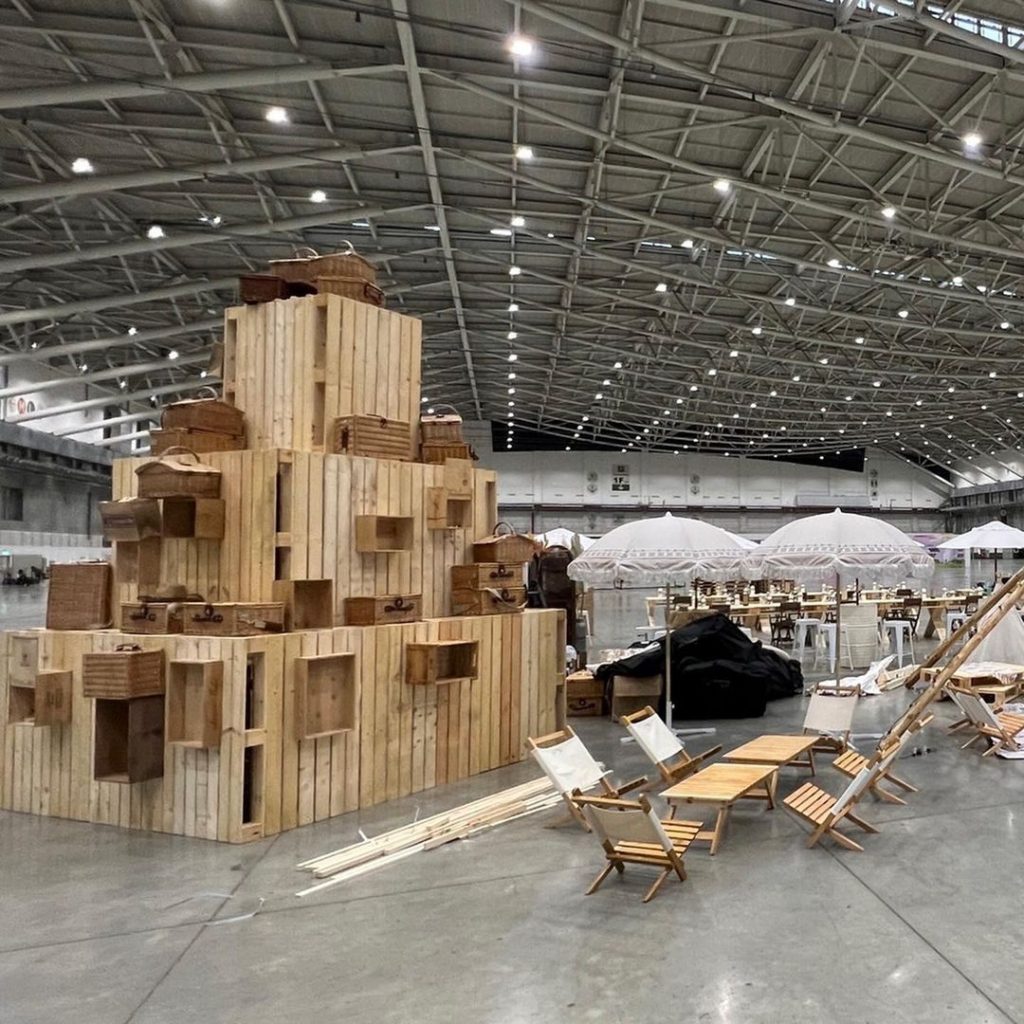 昨天我們跟 @henrywoodcraft 一起玩積木
威~是純手工敲敲打打完成…