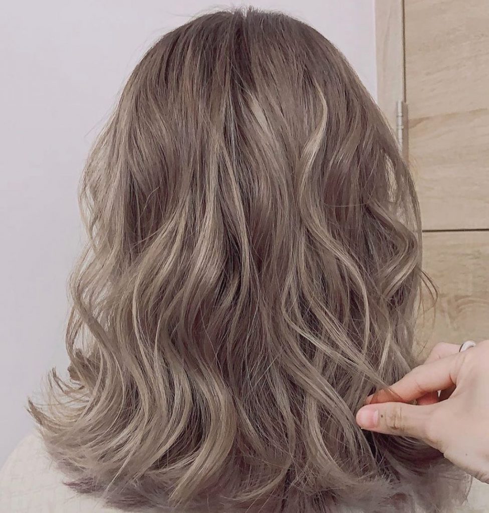 omber 漸層
balayage束挑
深淺色階
在漸層的銜接處配上極細的樹挑…