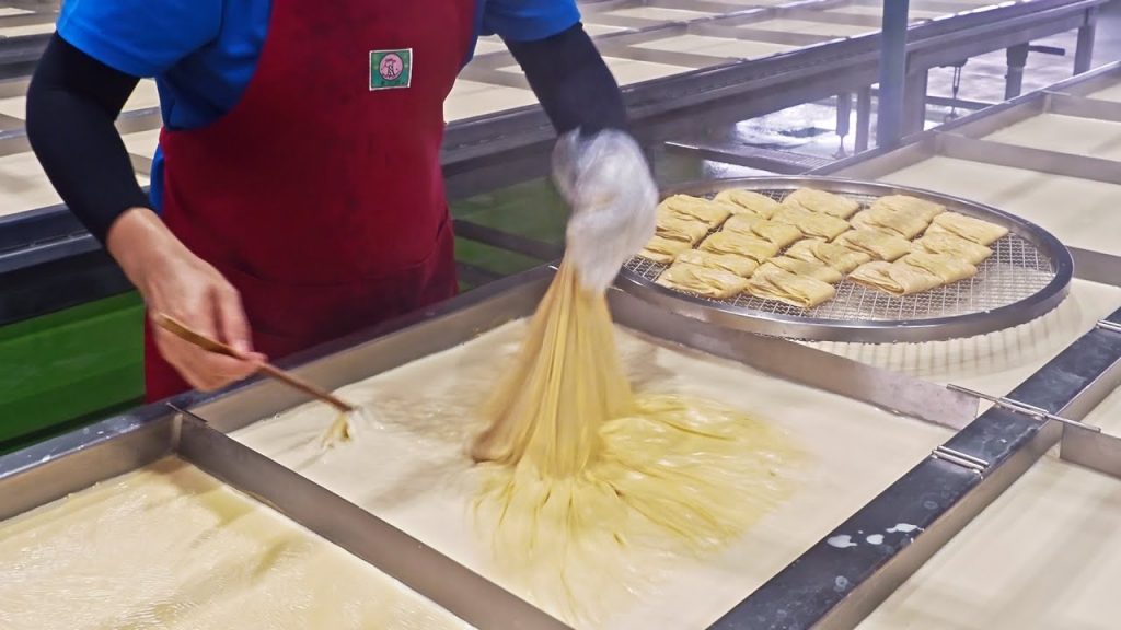 Amazing!How to Make Tofu Skin (Yuba) from Soy Milk / 豆香四溢!國產黃豆, 豆皮、豆包製作/豆豆家族