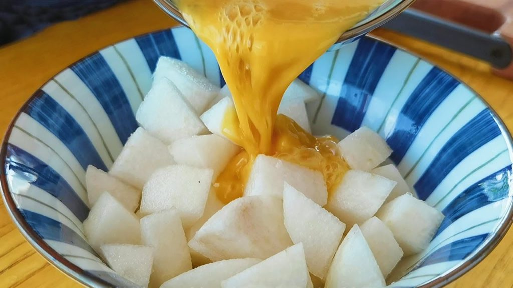 【小穎美食】秋天要多吃梨,教你新鮮吃法,簡單又營養,出鍋孩子搶著吃,解饞