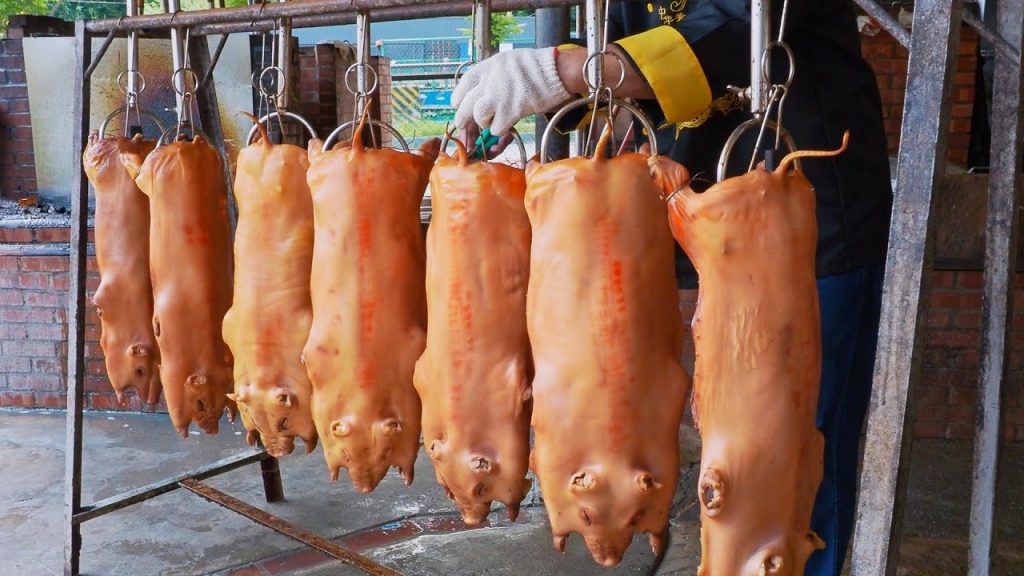 Delicious!Crispy Roast Whole Pig BBQ, Crispy Pork Skins Making / 黃金脆皮!脆皮烤乳豬製作/龍莊烤乳豬