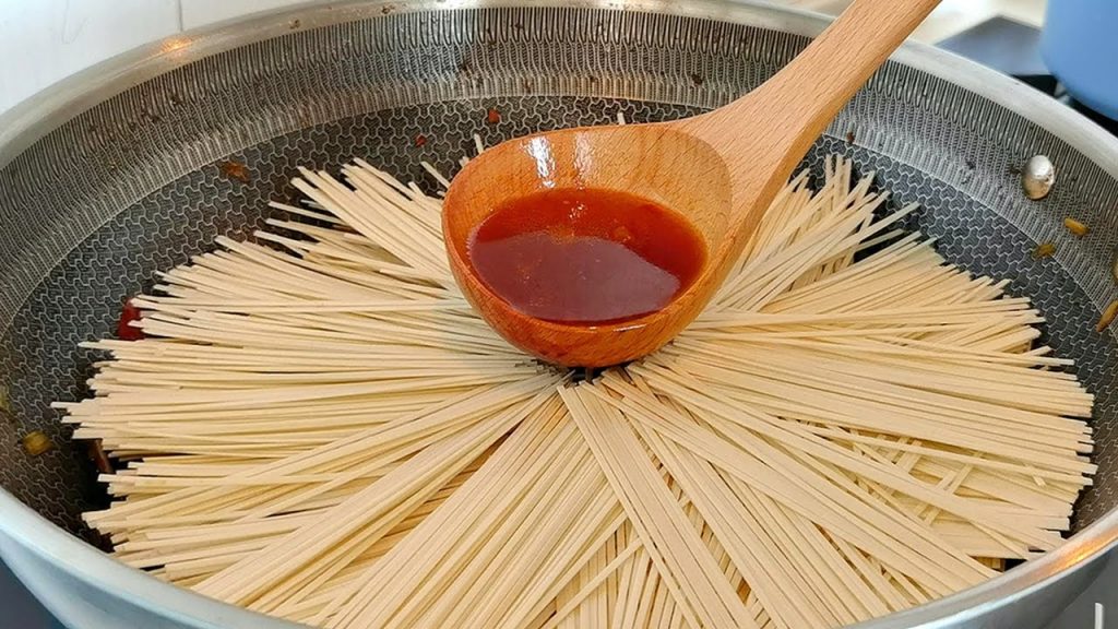 【小穎美食】我家麵條經常這樣做,不用水煮,不用炒,出鍋就光盤,太香了!