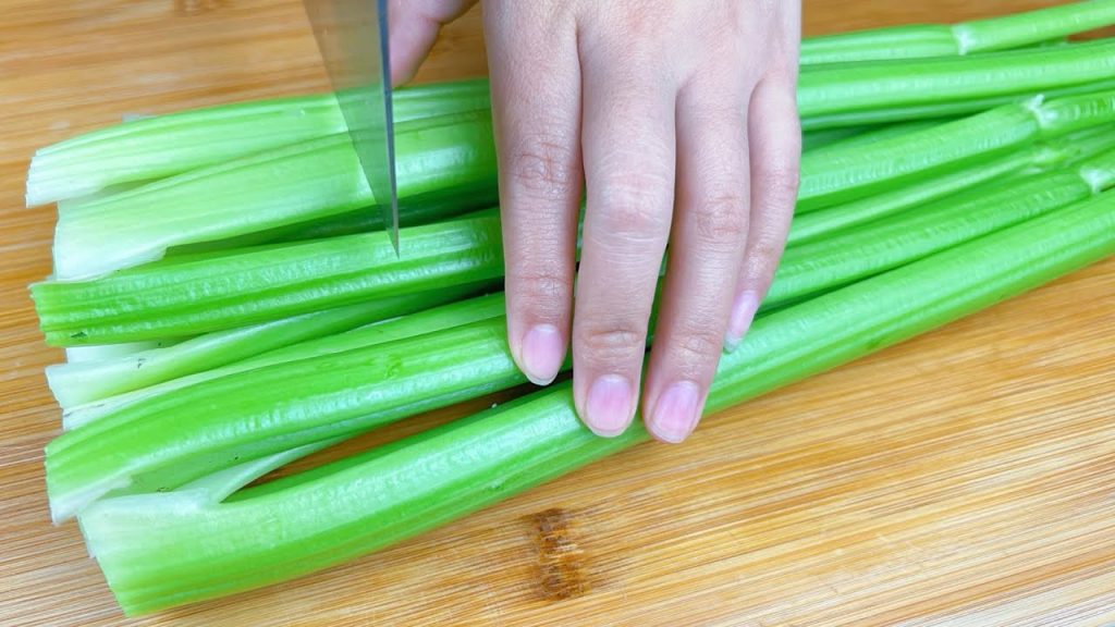 炒芹菜好吃有訣竅,千萬別直接下鍋炒,學會這樣做,出鍋比吃肉還下飯 ,A recipe of Stir-fried celery