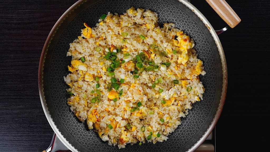 【1mintips】經典蛋炒飯,比一比,你最愛哪一種?油蛋炒飯VS蒜頭蛋炒飯,媽媽味炒飯,秒殺美味,好吃關鍵看這裡!
