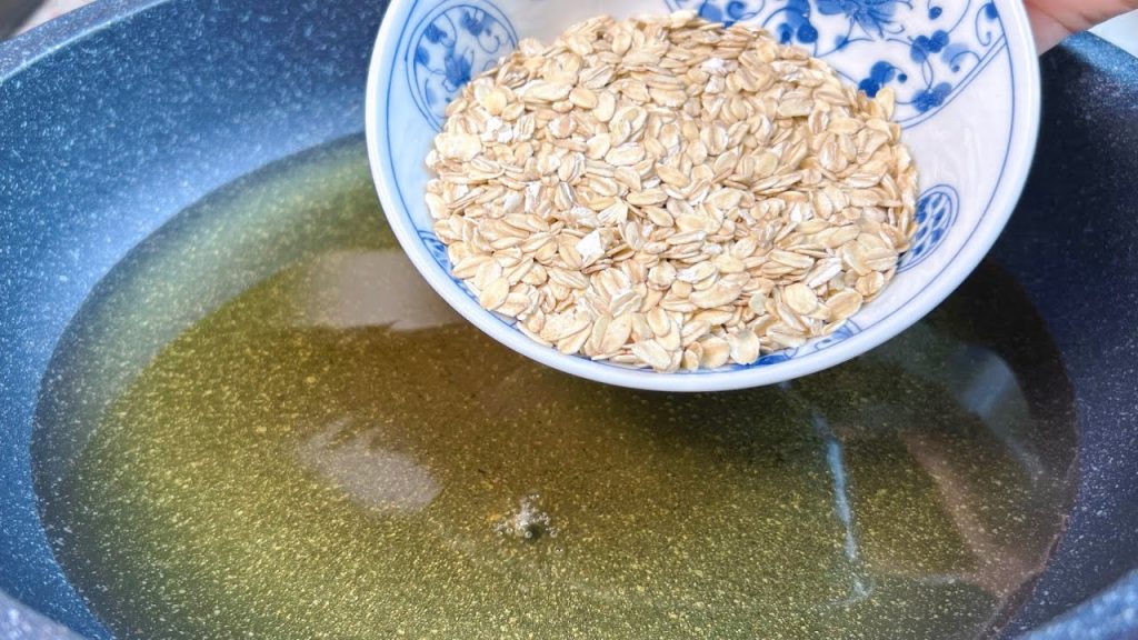 把麥片倒入滾燙的油鍋中,瞬間變美食,第一次見這種做法,真的太好吃了