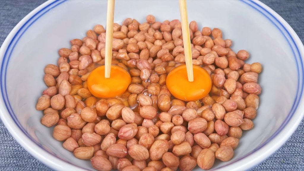 往花生里打2個雞蛋,吃一次就忘不了,實在太解饞了,越吃越想吃 , A recipe of Eggs and Peanuts
