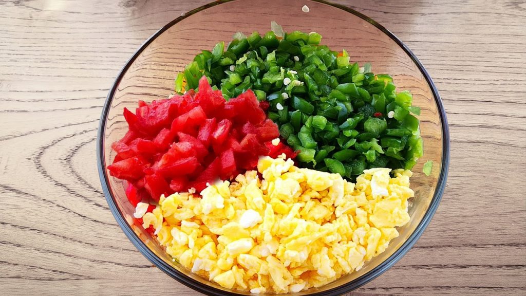 【小穎美食】西紅柿和青椒用這個方法做,不炒,不煮,不涼拌,營養又好吃