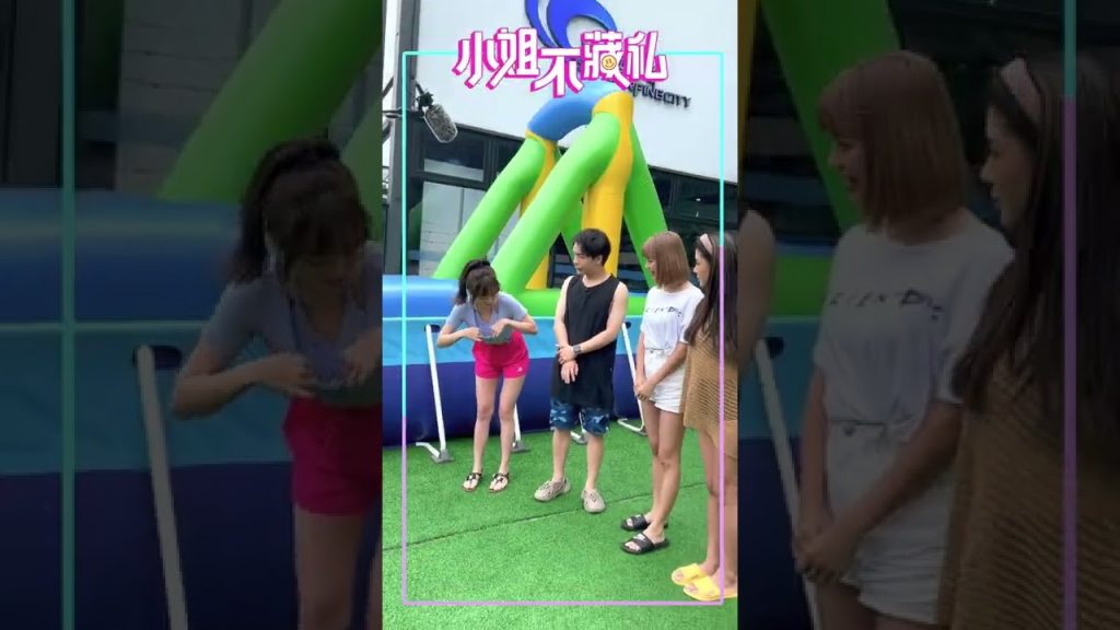 菲比這個姿勢衝浪有合理?!不吸地班底們的懂福利時間來啦! #shorts【#小姐不藏私】