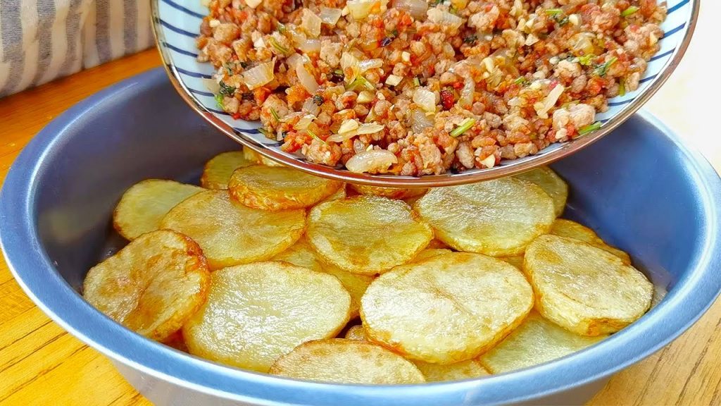 【小穎美食】4個土豆加1個洋蔥,這樣做太香了,去飯店都吃不到,好吃到舔盤子
