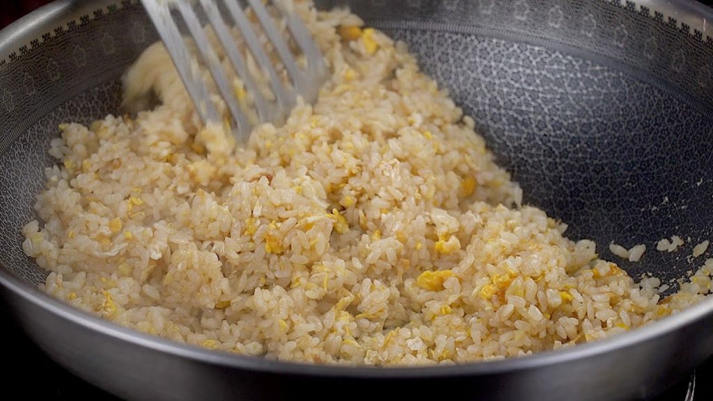 【1mintips】只要鍋子順手,炒飯鑊氣夠,炒飯就好吃! !麻油蛋炒飯,一鍋到底,完全不囉嗦~飽含麻油和蛋的香氣,讚!