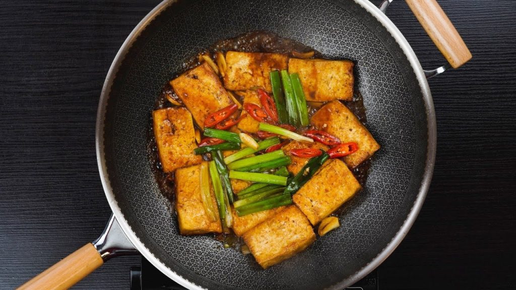 【1mintips】搖一搖,豆腐就上桌! !這樣煎豆腐,不沾鍋不破皮!零廚藝也可以煎出的美味豆腐~皮酥內嫩,下飯無法擋!