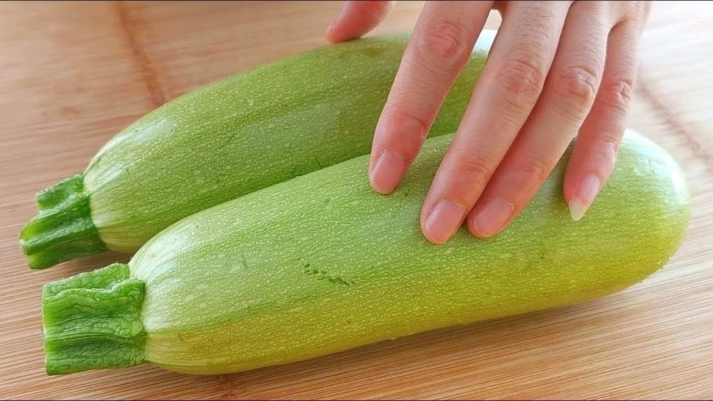 【小穎美食】吃了30年西葫蘆,終於找到最好吃的做法,加1根茄子,鮮嫩可口,孩子每次吃光光