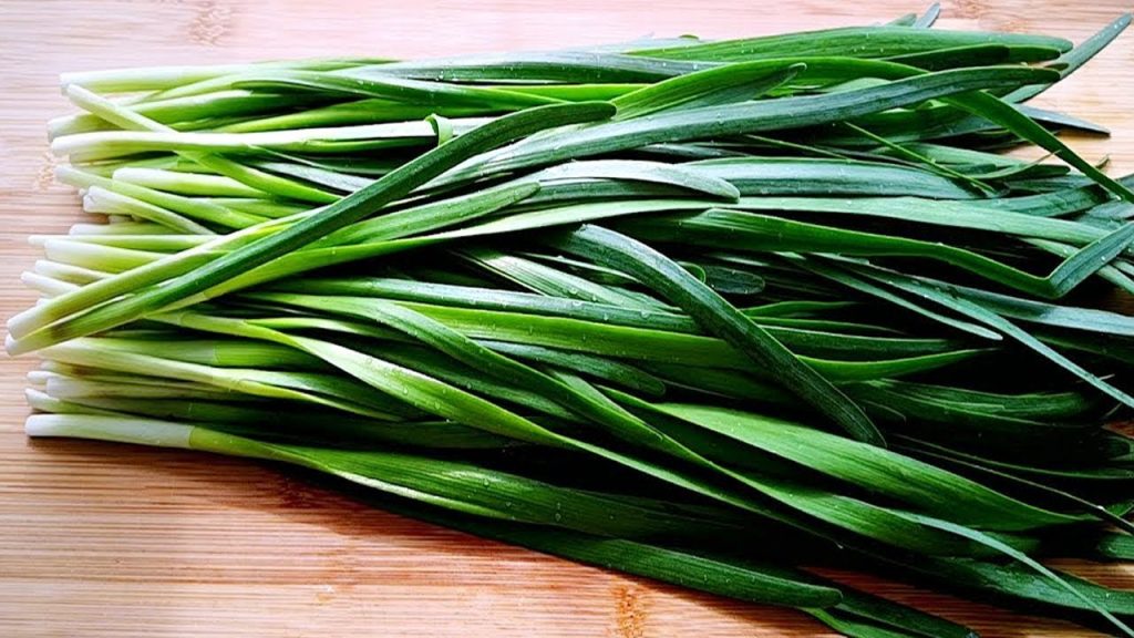 【小穎美食】韭菜別再包餃子了,裹上麵粉簡單一做,皮薄餡大,天天吃都不膩