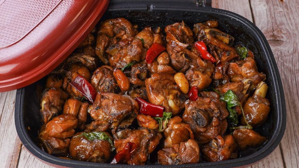 【1mintips】每次做三杯雞,總是太硬太乾沒有湯汁! ?美味多汁三杯雞,鮮嫩秘訣看這裡!鍋子要密閉,湯汁才不流失!完全入味三杯雞,秘密武器在這裡!