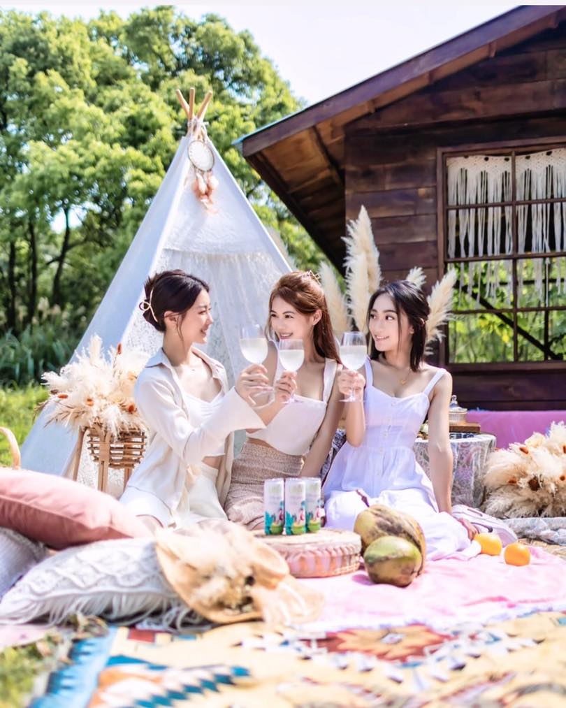 白色,
可以是冬季的白雪皚皚;
暮春…