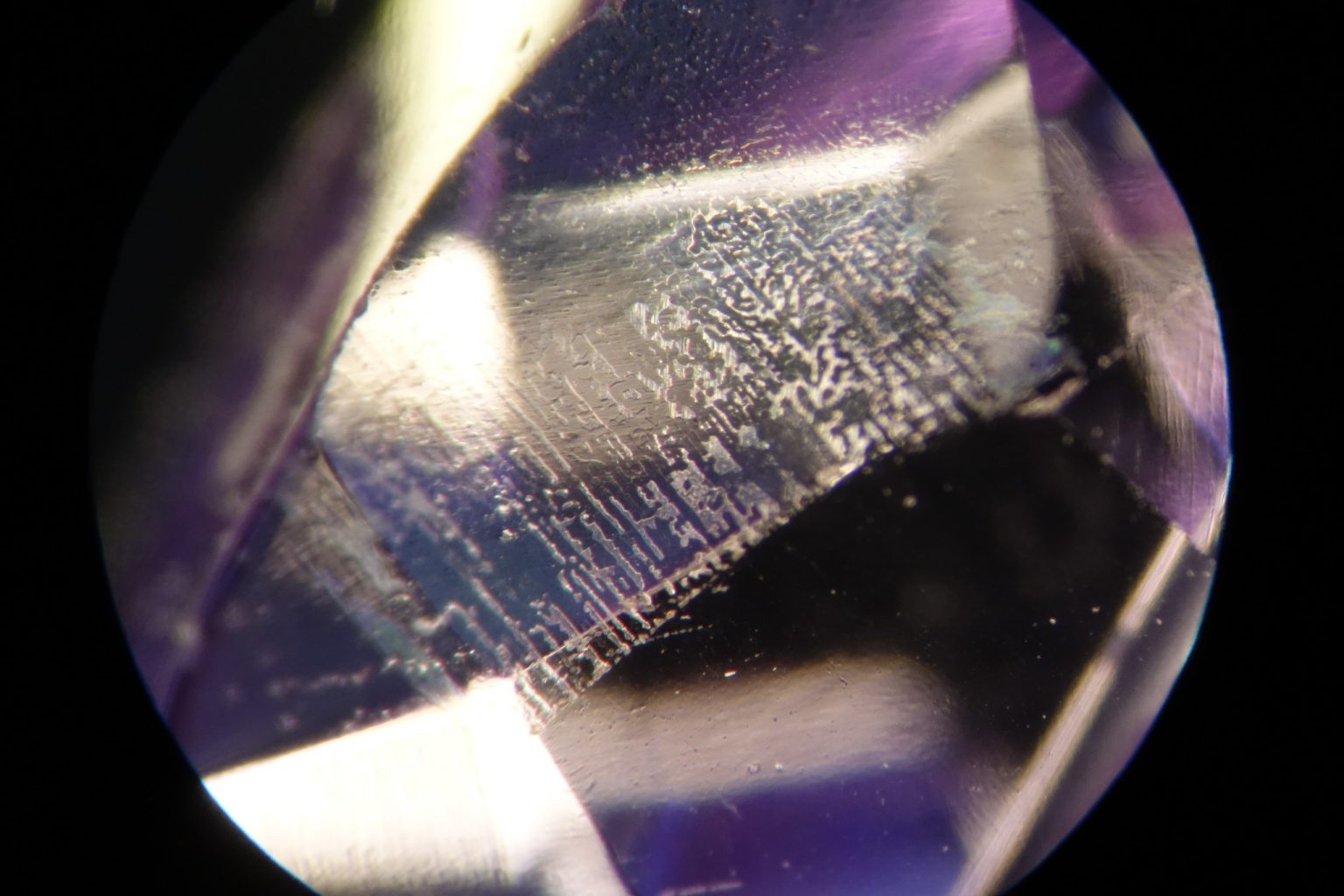 在一件藍寶石中以寶石學檢測與放大觀察癒合…