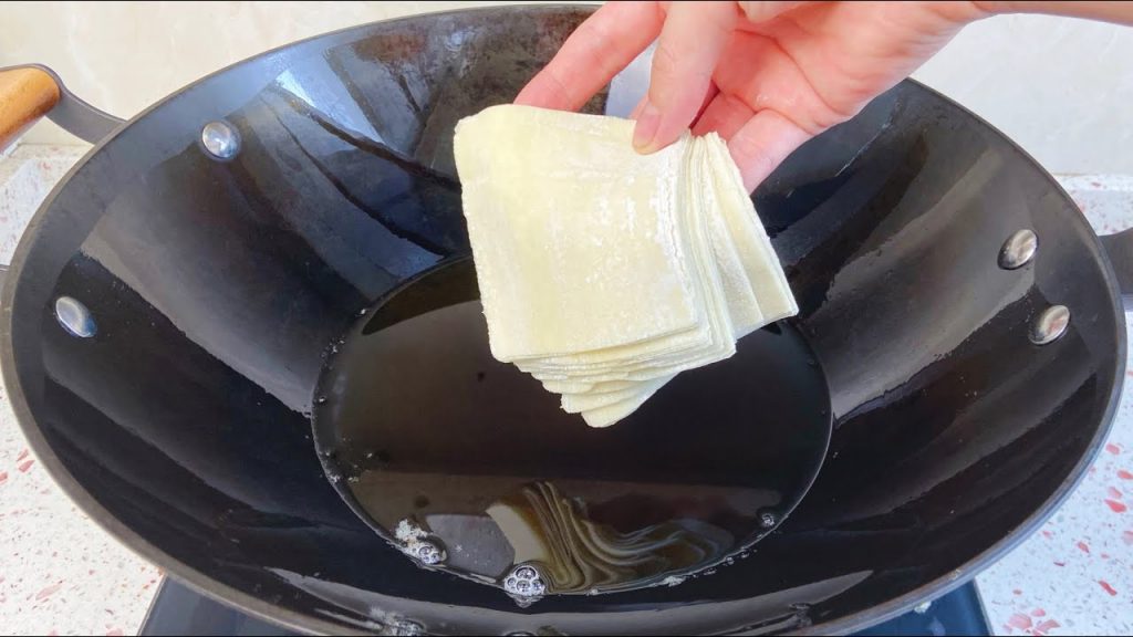 把餛飩皮扔進滾燙的油鍋中,瞬間變美食,第一次見這種做法,太好吃了 ,Chaos Leather ,混沌皮