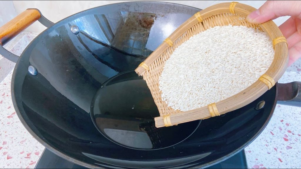 把糯米倒入滾燙的油鍋中,瞬間變美食,第一次見這種做法,太厲害了