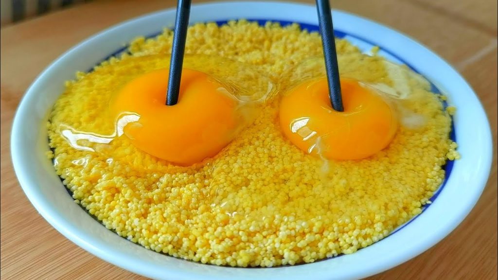【小穎美食】小米加雞蛋這樣做太香了,不用蒸不油炸,酥脆又鬆軟,出鍋就光盤