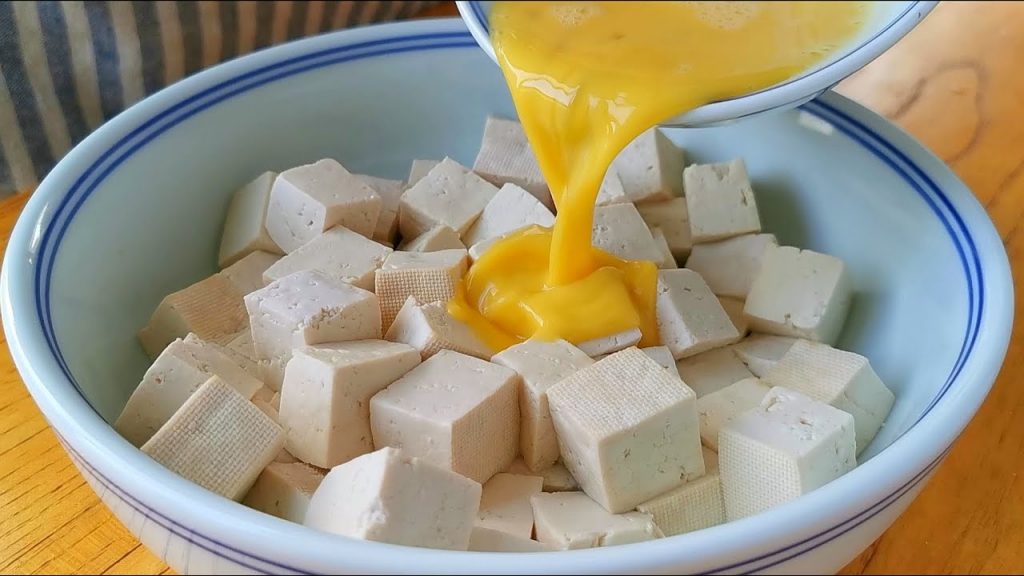 【小穎美食】豆腐不要直接炒著吃,淋2個雞蛋,比吃肉還香,一周吃7次也不膩