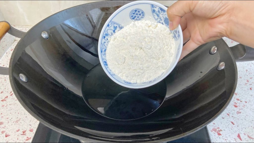 把麵粉倒進滾燙的油鍋中,瞬間變美食,第一次見這種做法,真解饞