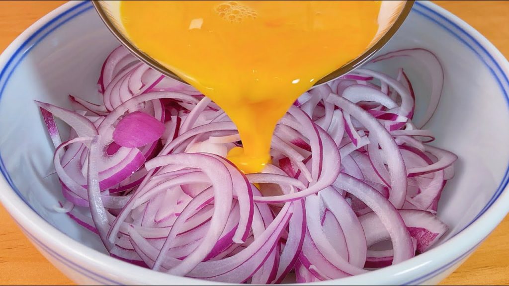 洋蔥不要炒著吃也不要涼拌了,淋入2個雞蛋,天天吃也不膩,太香了