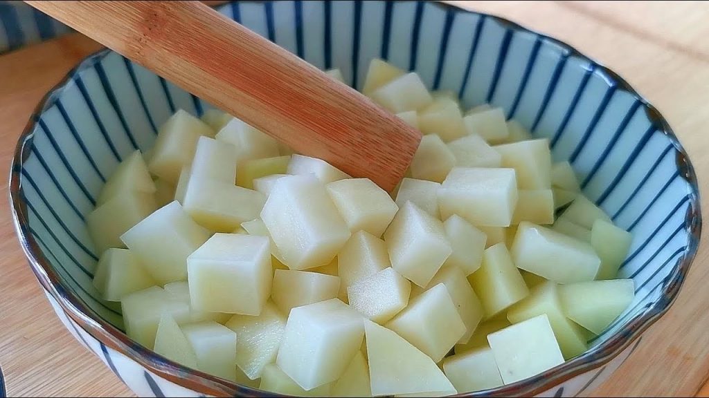 【小穎美食】土豆切成小丁,加一碗大米,不油炸,不烙餅,孩子一頓多吃2碗飯