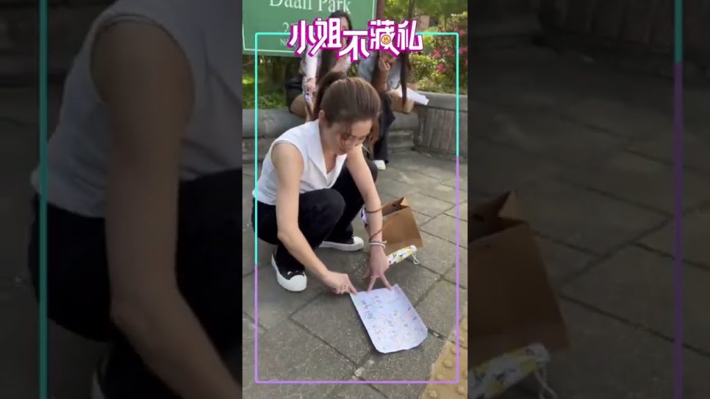 究竟是什麼天大的艱難考驗?讓天兵博士許藍方蹲在路邊崩潰?!#shorts【#小姐不藏私 】