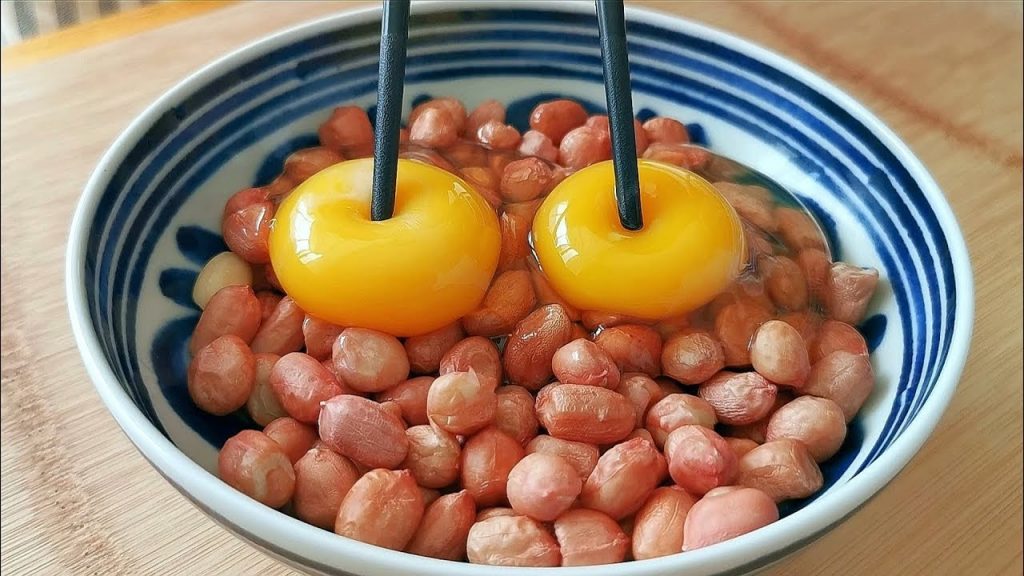 【小穎美食】花生米里加2個雞蛋,居然這麼好吃,不炒也不烙,出鍋比油條還香