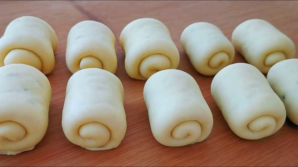 【小穎美食】麵粉別做餅了,教你新吃法,放鍋裡煮一煮,柔軟拉絲,比吃肉還香!