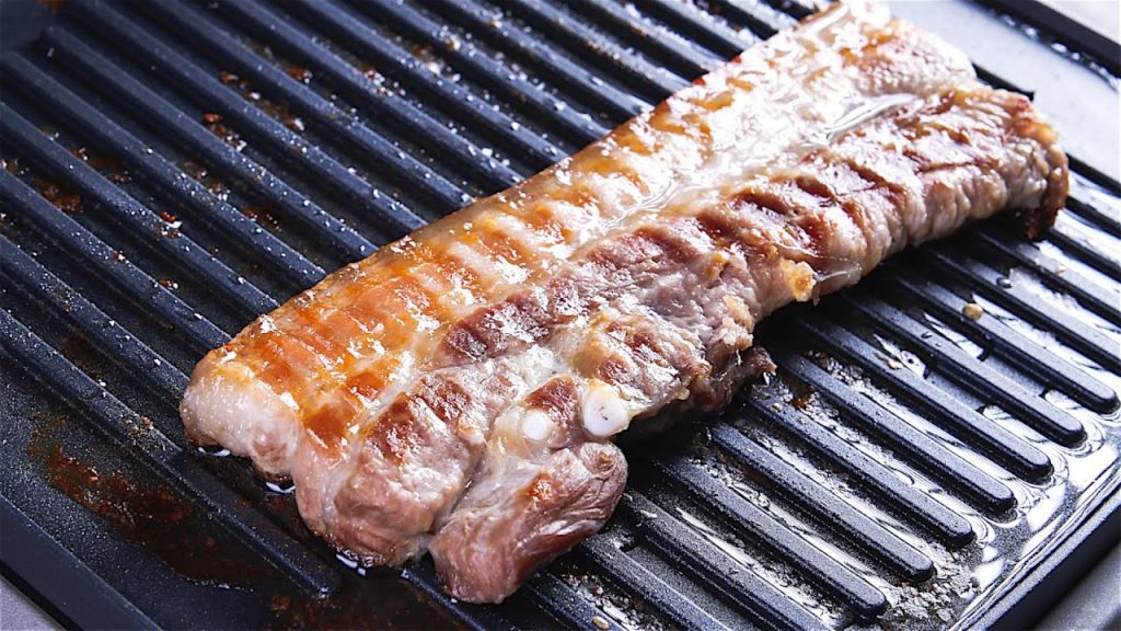 【1mintips】吃膩水煮肉?五花肉這樣煎,少油膩多汁又酥脆!肉汁保留不流失,只要壓一壓,餐廳級五花肉澎湃上桌!