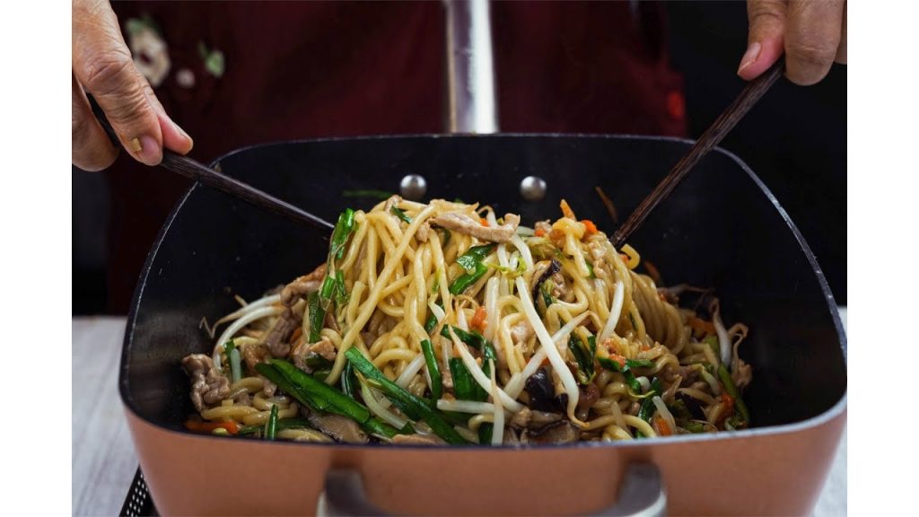 【1mintips】一鍋到底大麵炒,炒一鍋,全家飽! !兩個撇步,讓你變大麵炒達人! !學會炒麵,媽媽真輕鬆!