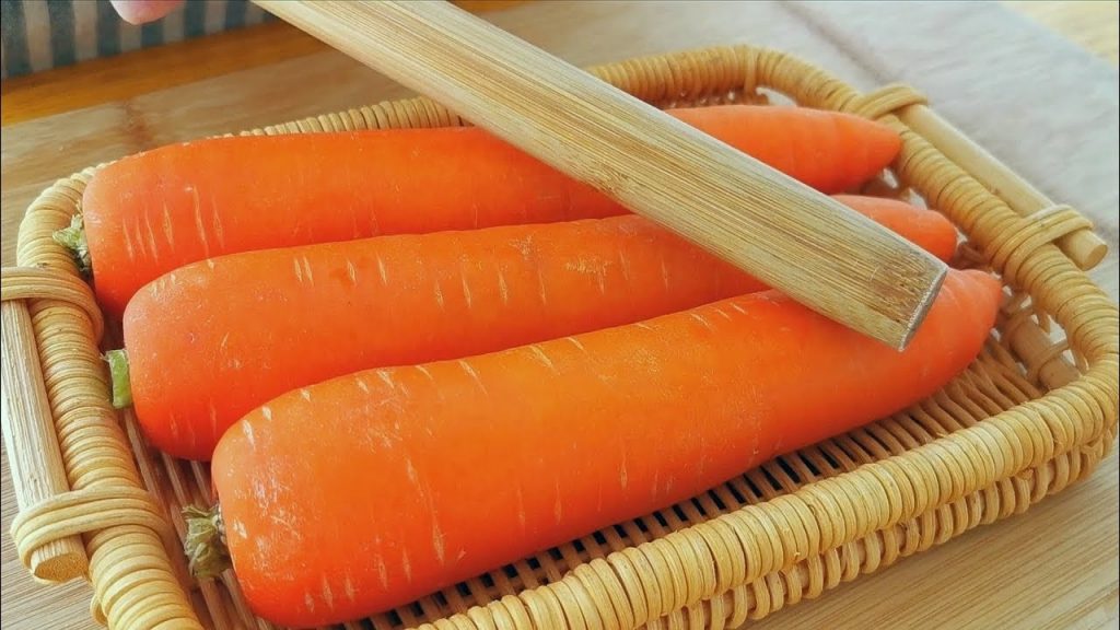 【小穎美食】胡蘿蔔別炒著吃了,教你好吃做法,補肝明目還補鈣,上桌瞬間掃光
