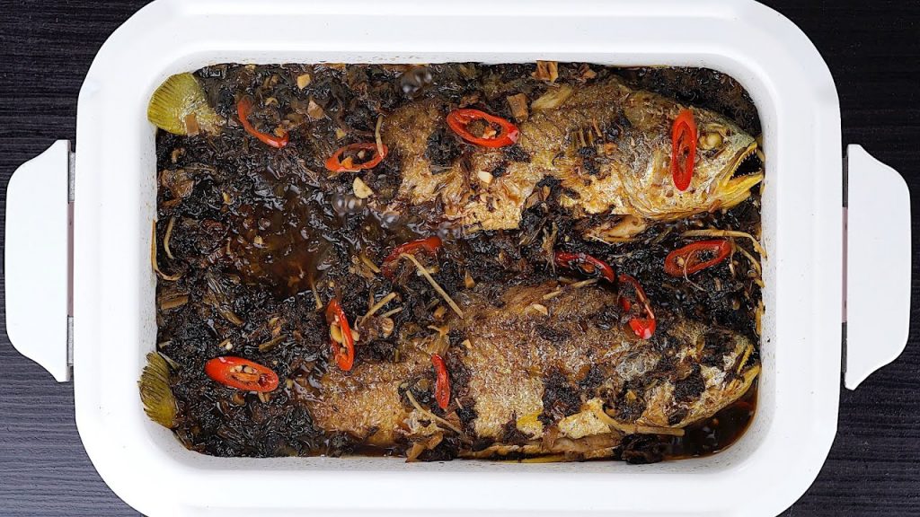 【1mintips】梅乾燒肉好吃,梅乾燒魚更美味!經過時間醞釀的好滋味,讓魚料理有說不出的層次!一般調味料調不出的好味道,比豆酥更簡單。一鍋到底,讚!