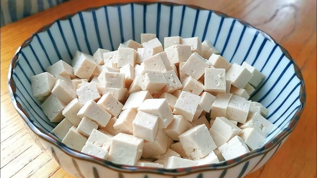 【小穎美食】豆腐不要炒著吃了,加3個雞蛋,簡單一做,滑嫩多汁,比肉還香!