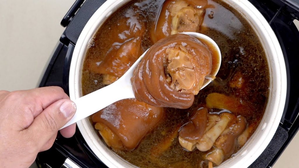 【1mintips】傳統滷豬腳為什麼好吃? ?因為細火慢燉軟嫩Q彈,調味全吸收! !火候交給萬用鍋,古早味滷豬腳,免顧火。按鍵就上桌! !