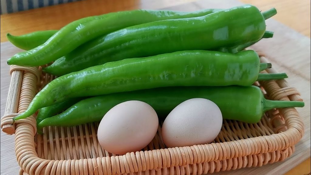 【小穎美食】青椒裡加2個雞蛋,不用炒不涼拌,簡單一做,上桌連湯汁都不剩!