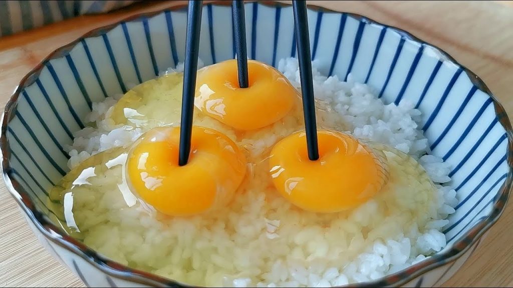 【小穎美食】我家剩米飯從不炒著吃,淋3個雞蛋,早餐孩子吃上癮,解饞!
