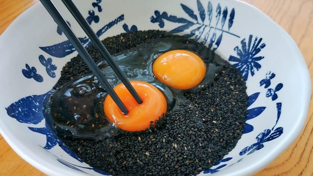 【小穎美食】一碗芝麻加2個雞蛋,筷子一攪,大鍋一烙,鬆軟又拉絲比吃肉還香