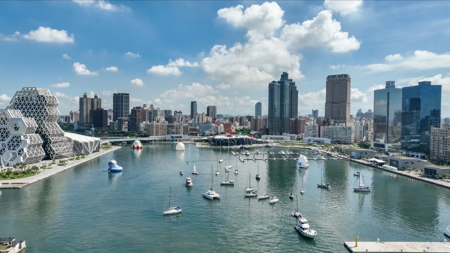 伴隨著高雄經濟發展,山河海港之間正逐漸展…