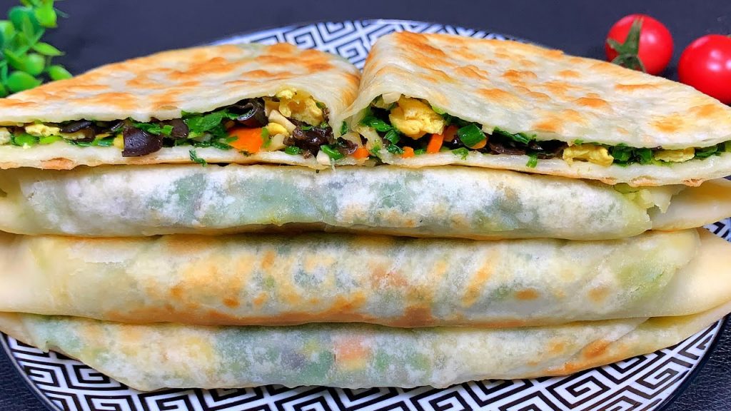 韭菜盒子传统做法,加3个鸡蛋3朵香菇,从小吃到大也吃不腻【刘姐厨房 Magic Food】#面食 #韭菜盒子