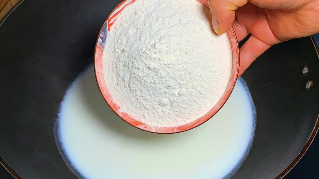 面粉倒进滚烫牛奶里,老阿姨的拿手绝活,孩子特别爱吃,真解馋【刘姐厨房 Magic Food】#红豆饼